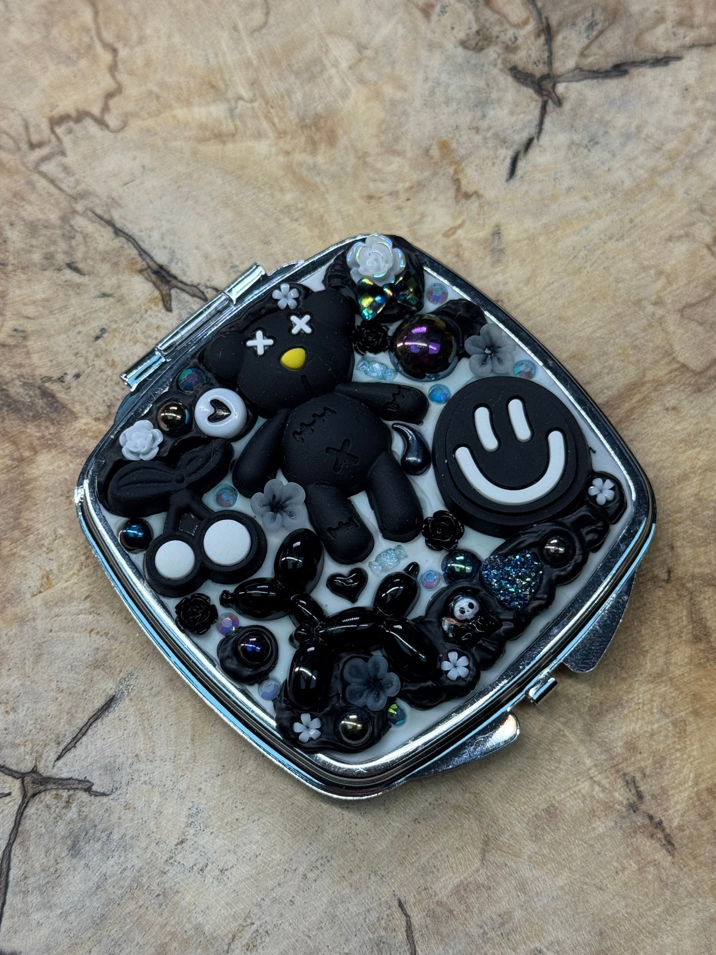 Black and white pre-made metal compact